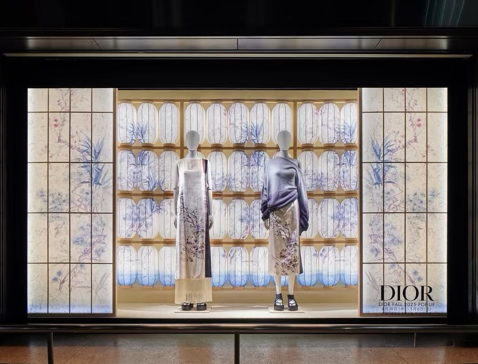 DIOR Autumn Window Display, window design, window display